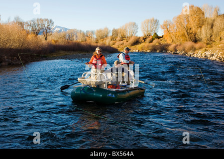 Ehepaar und professionellen Führer Fliegenfischen vom Boot auf dem Arkansas River, in der Nähe von Salida, Colorado, USA Stockfoto