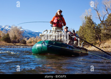 Ehepaar und professionellen Führer Fliegenfischen vom Boot auf dem Arkansas River, in der Nähe von Salida, Colorado, USA Stockfoto