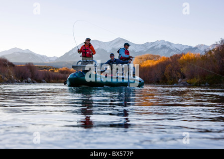 Ehepaar und professionellen Führer Fliegenfischen vom Boot auf dem Arkansas River, in der Nähe von Salida, Colorado, USA Stockfoto