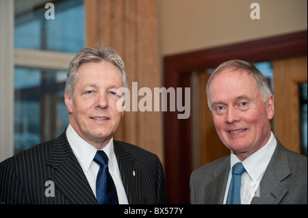 Peter Robinson MLA, erster Minister, Northern Ireland Assembly (links) mit John Hunter CB (rechts) Vorsitzender des Chief Executive Stockfoto