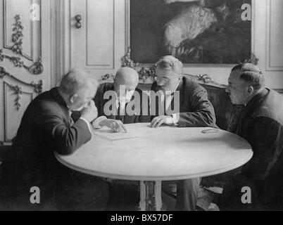 Tschechoslowakei 1929 Präsident Tomas Garrigue Masaryk mit Frantisek Udrzal und andere Mitglieder der Regierung. Stockfoto