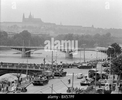 Truppen der Sowjetunion und der Warschauer Pakt Verbündeten drangen Tschechoslowakei am 21. August 1968, um politische Einhalt zu Gebieten Stockfoto