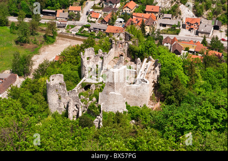 Mittelalterliche Burgruine im grünen Wald. Luftaufnahme. Stari Grad Samobor, Kroatien Stockfoto