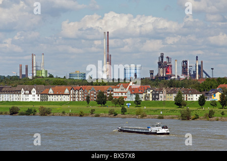 Stahlfabrik neben Fluss Rhein, Deutschland. Stockfoto