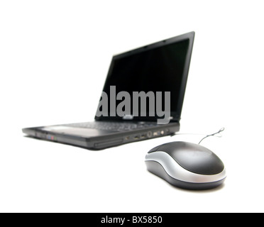 Maus und Laptop isoliert auf weißem Hintergrund Stockfoto