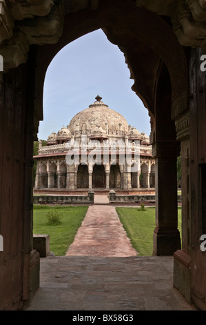 Eingang zum Humayun Mausoleum Komplex im Schatten öffnet sich Isa Khan Niazi Grab, Delhi, Indien. Stockfoto