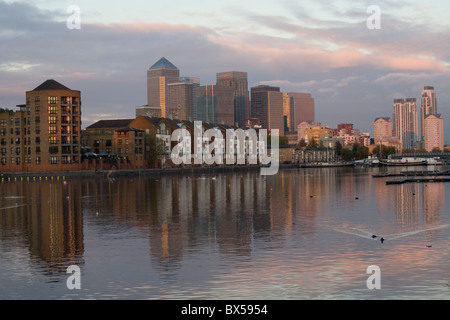 Blick auf die Türme von Canary Wharf aus Finnland Dock London Stockfoto