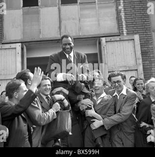 28. Mai 1949 in Prag. US-amerikanischer Schauspieler und Menschenrechte einzutreten Paul Robeson besucht facory Arbeiter in Prag, die glücklich Stockfoto