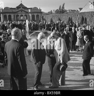 Tschechoslowakische Außenminister Jan Masaryk und Präsident Edvard Benes treffen tschechoslowakischer Schriftsteller. Jan Masaryk starb im März Stockfoto