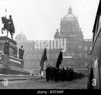 Prag, Februar 1948, Menschenmenge, begeistert, fröhlich, tschechoslowakische Nationalflagge, St. Wenceslav, National Museum Stockfoto