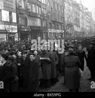 Prag, Februar 1948, Menschenmenge, enthusiastisch, glücklich Stockfoto