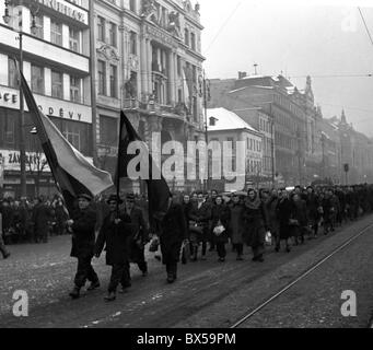 Prag, Februar 1948, Menschenmenge, begeistert, fröhlich, sowjetische Flagge, Kommunisten Stockfoto