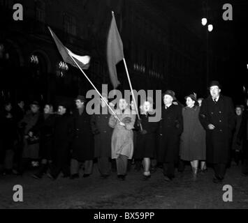 Prag, Februar 1948 kommunistische Demonstration sowjetischer Flagge Stockfoto