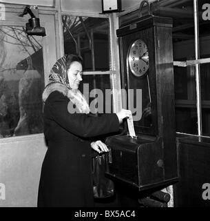 Tschechoslowakei - Gottwaldov 1950. Schuh Fabrikarbeiter eingecheckt und ihre Bordkarte am Svit Schuhherstellung Fabrik markiert. Diese Pflanze Stockfoto