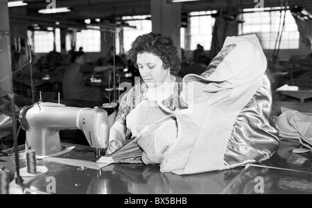 Weibliche Kleidung Arbeiter näht Mäntel im Gewand Werk in Prostejov, Tschechoslowakei 1960. (CTK Foto / Jan Tachezy) Stockfoto