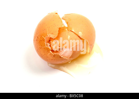 Gebrochene braune ei isoliert auf weißem Hintergrund. Stockfoto