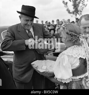 Tschechoslowakei - Slavetin u Lomu 1947. Außenminister Jan Masaryk bei Enthüllung seines Vaters Tomas Garrigue Masaryk Stockfoto