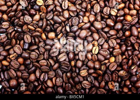 Haufen von Braun geröstete Kaffeebohnen als Hintergrund oder Hintergrund. Stockfoto