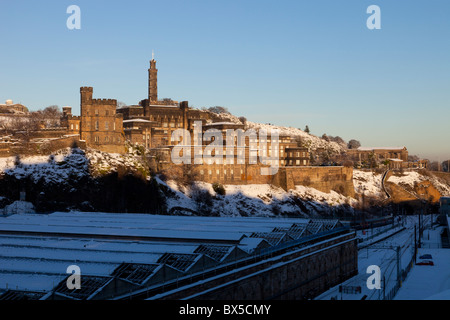 Calton Hill und die alte Royal High School von North Bridge, Edinburgh, Schottland Stockfoto