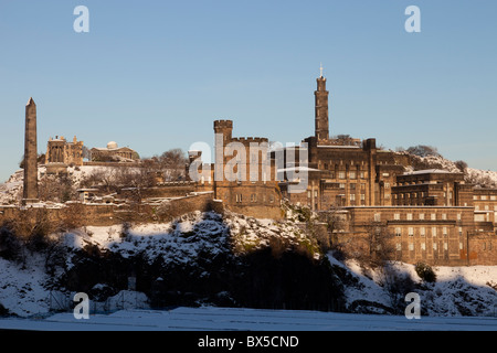 Calton Hill und die alte Royal High School von North Bridge, Edinburgh, Schottland Stockfoto