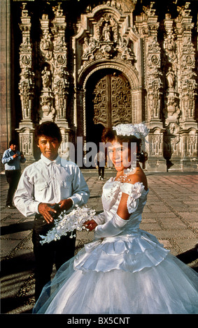 Eine formell gekleidet Braut und ihr Bruder warten außerhalb der Kathedrale Metropoliana in Mexiko-Stadt Zocalo oder Town Square. Stockfoto