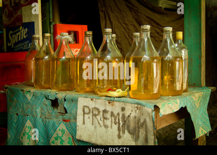 In Bali, Indonesien wird Benzin oder Benzin an Verkaufsständen in Glasflaschen mit einem hausgemachten Schild enthalten manchmal verkauft. Stockfoto