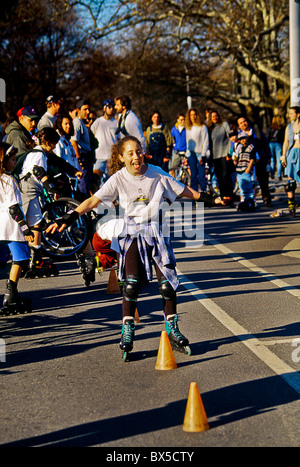 Kinder auf Rollerblade-Skates verhandeln einen Hindernis-Parcours an einem Winternachmittag im Central Park in New York City. Stockfoto