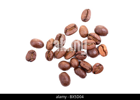 Braun geröstete Kaffeebohnen isoliert auf weißem Hintergrund. Stockfoto