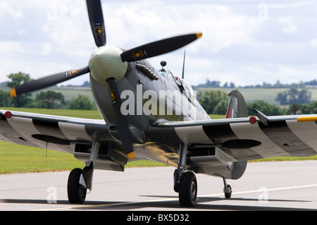 Supermarine Spitfire LF Mk.IXE Rollen nach der Anzeige bei Duxford Flying Legends Airshow Stockfoto