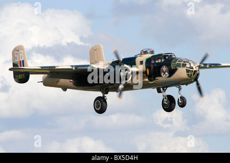 North American B-25J Mitchell im Landeanflug auf Duxford Flying Legends Airshow Stockfoto