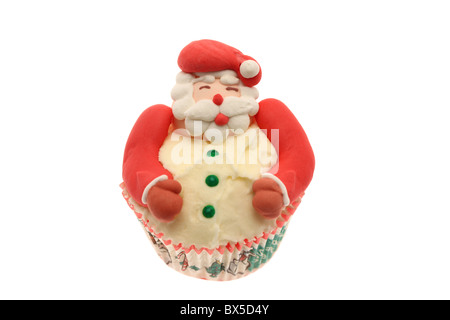 Weihnachtsmann oder Santa Claus dekoriert Cupcake erschossen vor einem weißen Hintergrund mit Beschneidungspfad Stockfoto