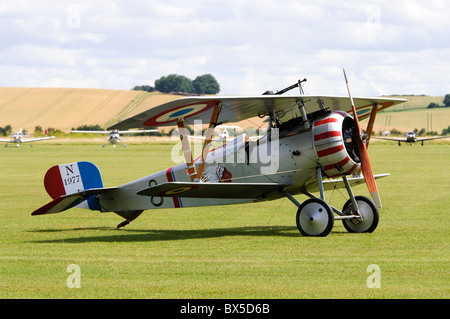 Nieuport 17 Scout WW1 Flugzeug auf der Flightline in Duxford Flying Legends Airshow Stockfoto