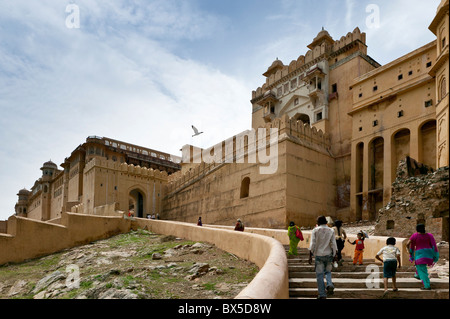 Indische Besucher Treppensteigen von Amber Fort Palace, Jaipur, Rajasthan, Indien. Stockfoto