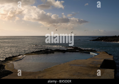 Sonnenaufgang in "Caloura", in der Nähe eines Dorfes namens "Vila Franca do Campo", auf den Azoren Stockfoto