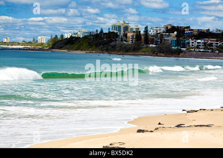 Schöne Wellen brechen an der Küste bei Alexandra Headlands Sunshine Coast Queensland Australia Stockfoto