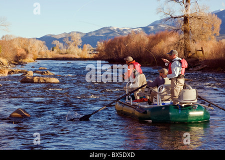 Ehepaar und professionellen Führer Fliegenfischen vom Boot auf dem Arkansas River, in der Nähe von Salida, Colorado, USA Stockfoto