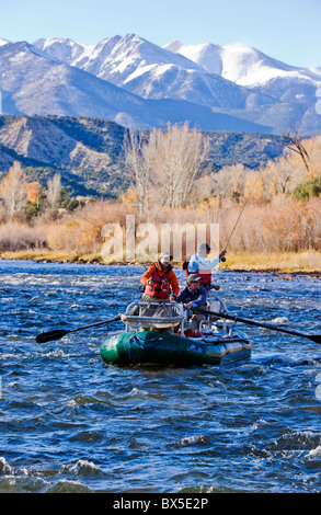 Ehepaar und professionellen Führer Fliegenfischen vom Boot auf dem Arkansas River, in der Nähe von Salida, Colorado, USA Stockfoto
