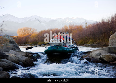 Ehepaar und professionellen Führer Fliegenfischen vom Boot auf dem Arkansas River, in der Nähe von Salida, Colorado, USA Stockfoto