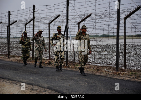 Border Security Force Personal an Indien Pakistan Grenze patrouillieren, Stockfoto