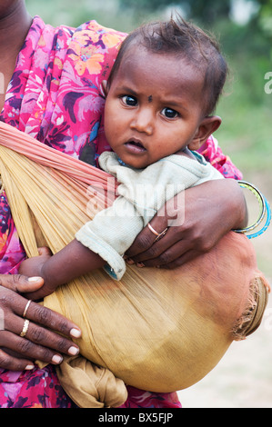 Ländliche indischen Baby im Tragetuch Mütter. Indien Stockfoto