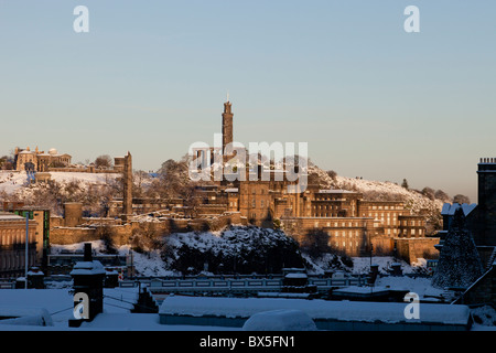 Calton Hill und die alte Royal High School von North Bridge, Edinburgh, Schottland Stockfoto