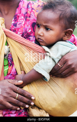 Ländliche indischen Baby im Tragetuch Mütter. Indien Stockfoto