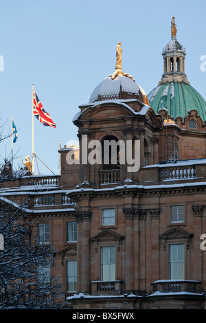 Union Jack-Flagge in der Wintersonne am Hauptsitz Bank of Scotland aufbauend auf The Mound, Edinburgh, Schottland Stockfoto