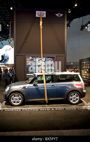 Display des Mini Cooper auf der 2010 LA Auto Show in Los Angeles Convention Center, Los Angeles, Kalifornien, USA Stockfoto