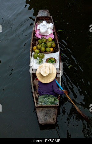 schwimmende, marketing, Frau paddeln ein Boot mit Früchten Stockfoto
