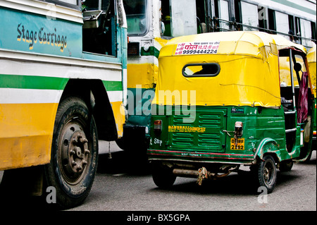 Typische Verkehr in Neu-Delhi - drängeln sich gelb und grün Tuk-Tuk-Taxi für Position. Stockfoto