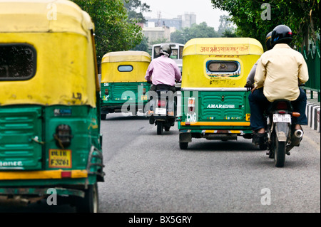 Typische Verkehr in Neu-Delhi - drängeln sich gelb und grün Tuk-Tuk-Taxi für Position. Stockfoto