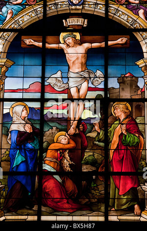 Jesus am Kreuz am Karfreitag-Kirche Glasfenster in der deutschen Kirche in Stockholm. Stockfoto