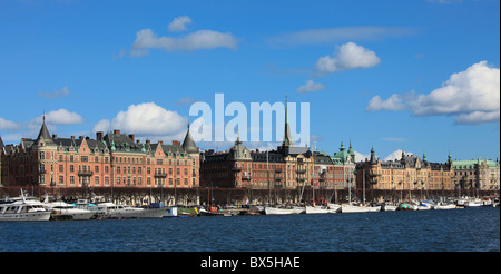 Blick vom See über Strandvägen Stockholm, Schweden mit alten Häuser und Boote verankert. Stockfoto