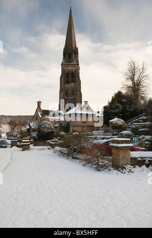 St. Peters Kirche Schnee bedeckt in der Dorf Edensor Peak District Derbyshire East MIdlands Englands Stockfoto